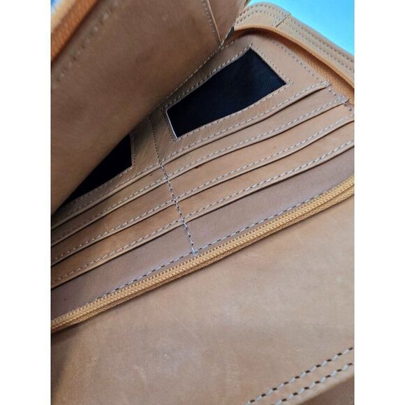 Vintage Tan Leather Crossbody Bag With Adjustable Strap & Multiple Compartments - Picture 6 of 12